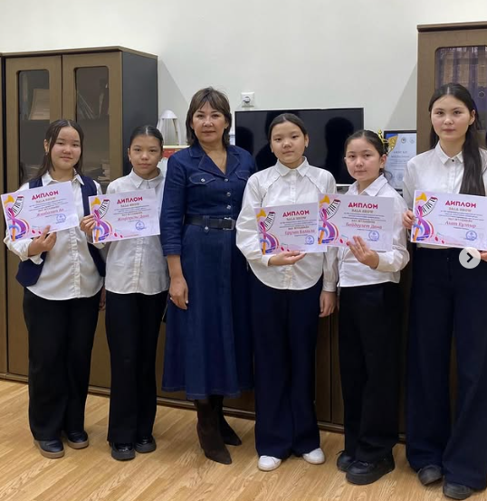 Өнерге деген сүйіспеншілігімен көзге түсіп, «Атадан мұра» ансамблінің құрамында өнер көрсетіп, ерекше талантымен марапатталған оқушыларымызды шын жүректен құттықтаймыз!